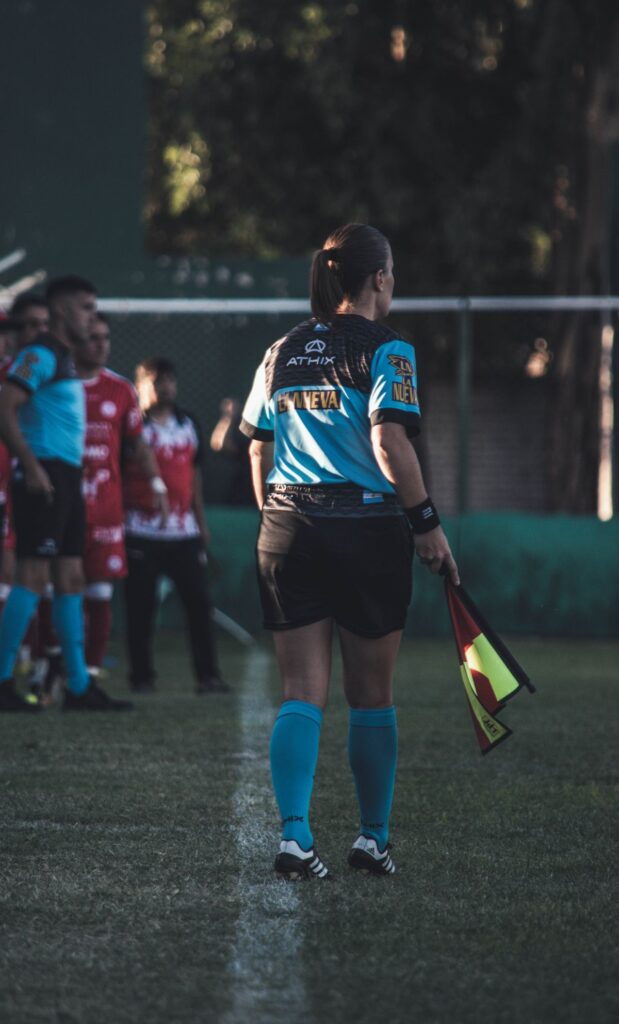 Kadın yardımcı hakem futbol sahasında - Elif Karaarslan yazısı için temsili görsel